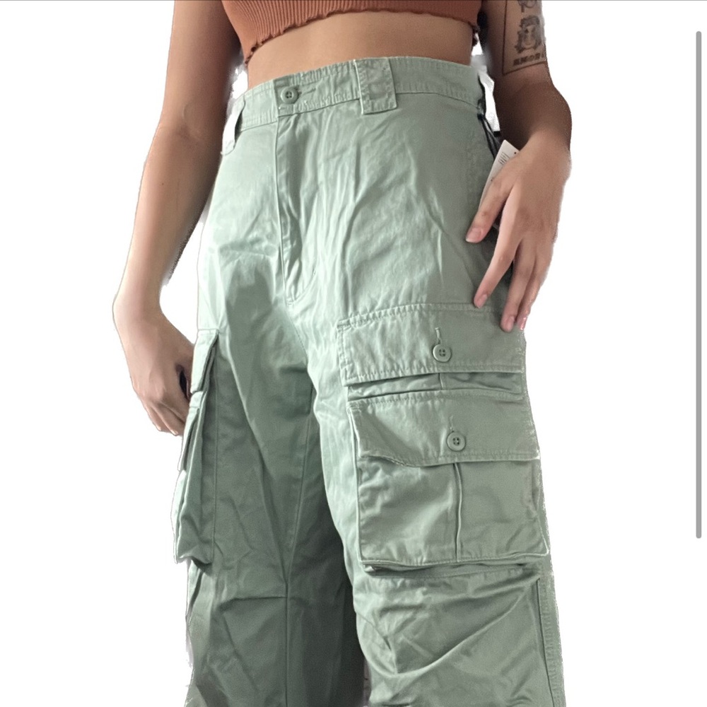 BDG- UO GREEN CARGO PANTS SIZE M